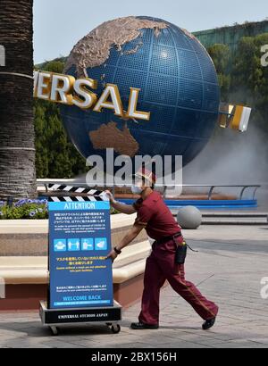 Osaka, Japan. Juni 2020. Ein Mitarbeiter arbeitet am Donnerstag, den 4. Juni 2020 in den Universal Studios Japan in Osaka, Japan. Universal Studios Japan (USJ LLC) gibt bekannt, dass die Beschränkungen schrittweise aufgehoben werden, damit Bewohner der Präfektur Osaka ab dem 8. Juni Zutritt erhalten und ab Juni 19 Personen aufnehmen können, die in der weiteren Kinki-Region leben, die auch die Präfekturen Kyoto, Hyogo, Nara, Wakayama und Shiga umfasst. Foto von Keizo Mori/UPI Quelle: UPI/Alamy Live News Stockfoto