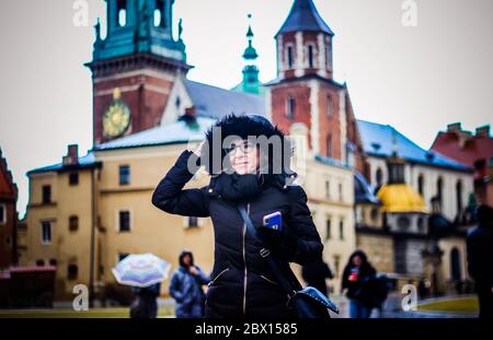 Frau, die das königliche Wawel-Schloss hinuntergeht - Krakau - Polen - Europa