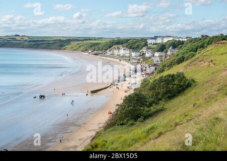 Sommeransicht von Filey Bay in North Yorkshire mit seinem Sandstrand und weiß gestrichenen Stadtgebäuden Stockfoto