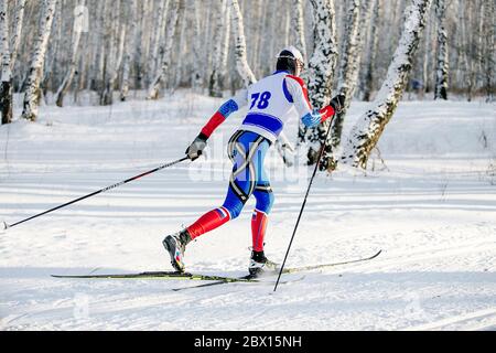 Tscheljabinsk, Russland - 19. Dezember 2015: Sportler Skifahrer klassischen Stil bewegen im Langlauf in Meisterschaft Langlauf Ural Stockfoto