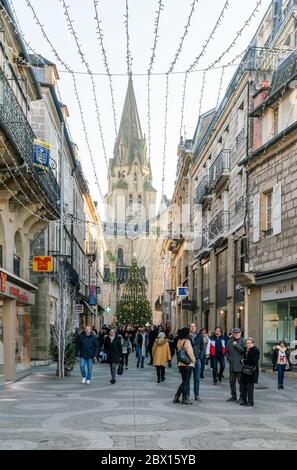 Brive-la-Gaillarde, Frankreich 30. dezember 2019 - Menschen, die für Silvester im Zentrum der Stadt einkaufen Stockfoto