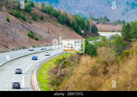 Autobahn A89, Uzerche Frankreich 2. Januar 2020 - Autos auf der Überfahrt von Bordeaux nach Lyon im Winter Stockfoto