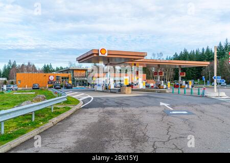 Autobahn A89, Frankreich 2. Januar 2020 - Pendler, die an der Shell Tankstelle Aire de repos de la Correze (Rastplatz Correze) Gas bekommen Stockfoto