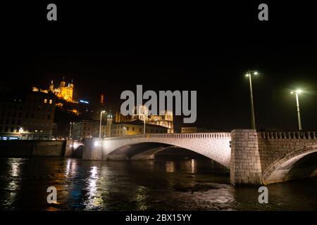 Lyon, Frankreich 2. Januar 2020 - Pont Bonaparte (Bonaparte Brücke) bei Nacht verbindet der alte und neue Teil von Lyon über den Fluss Saone Stockfoto