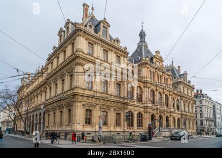 Lyon, Frankreich 3. Januar 2020 - Menschen passieren den Palais de la Bourse (den Börsenpalast) im Zentrum von Lyon Stockfoto