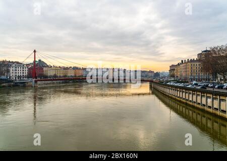 Lyon, Frankreich 3. Januar 2020 - Blick über den Fluss Saone mit im Hintergrund die bunten alten Häuser des alten Lyon Stockfoto