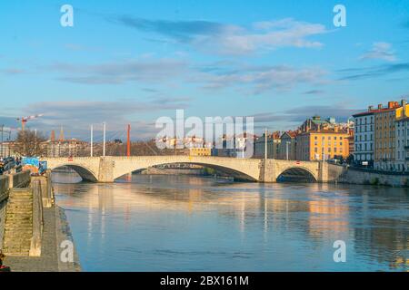 Lyon, Frankreich 3. Januar 2020 - Menschen, Fahrräder und Autos überqueren den Fluss Saone auf der Pont Bonaparte (Bonaparte Brücke) Stockfoto