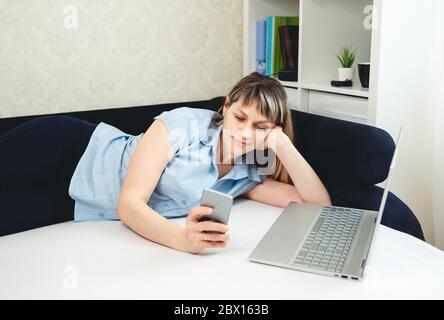 Frau hält eine Videokonferenz online. Den physischen Kontakt begrenzen Stockfoto
