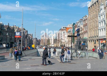 Amsterdam, 9. april 2019 - Touristen und Einheimische betreten und verlassen die U-Bahnstation Dam Platz der neuen Nord-Süd-Linie auf der Rokin Straße Stockfoto