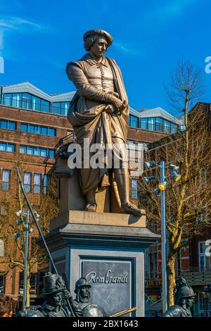 Amsterdam, 9. april 2019 - Besichtigung und Fotoaufnahmen des nachtnachtstatuen Nachttatches auf dem Remabrandtplatz in der Altstadt Stockfoto