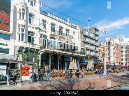 Amsterdam, 9. april 2019 - Touristen warten auf eine Straßenbahn auf dem Remabrandtplatz in der Altstadt Stockfoto