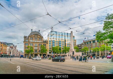 Amsterdam, 13. Juni 2019 - Freiheitsstatue auf dem Dam Platz mit einem großen Kaufhaus und dem Krasnapolski Hotel Stockfoto