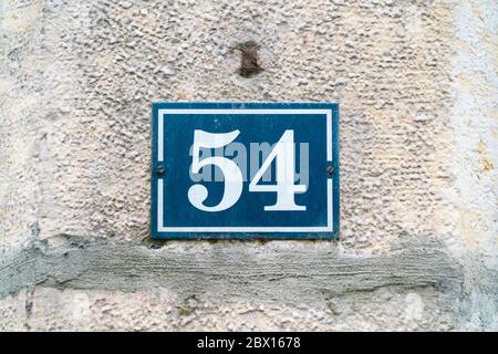 Haus Nummer 54 auf einer alten Kalksteinmauer eines authentischen Franch-Hauses Stockfoto