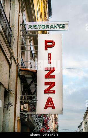 Pizza Schild vor authentischem italienischem Restaurant im Zentrum einer alten französischen Stadt Stockfoto