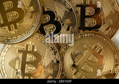 Fünf goldene Bitcoins übereinander, die die Kryptowährung visualisieren Stockfoto