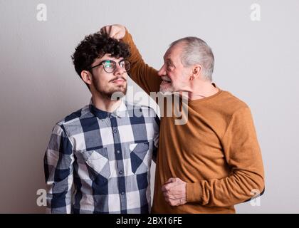 Studioaufnahme von jung gegen alt Generation, Missverständniskonzept. Stockfoto