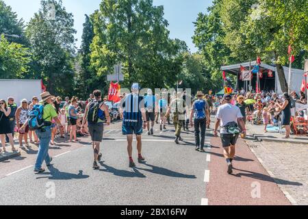 Bemmel, Niederlande 17. Juli 2018 - militärische und lokale Wanderer, die an der 4-tägigen Wanderung in Nijmegen teilnehmen Stockfoto