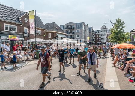 Groesbeek, Niederlande 19. Juli 2018 - Wanderer, die am 4-tägigen Walking Turnier in Nijmegen teilnehmen Stockfoto