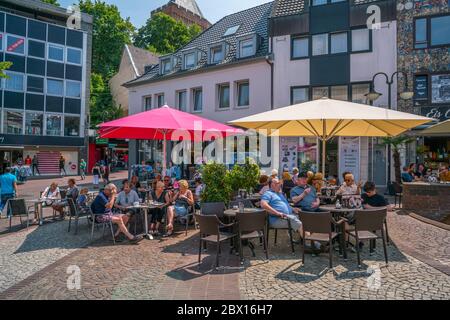 Kleve, Deutschland 21. Juli 2018 - Menschen trinken und essen im Stadtzentrum von Kleve Stockfoto