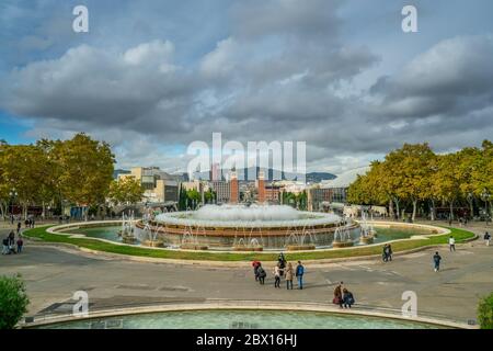 Barcelona, Spanien, 28. Oktober 2018 - Font Magica vor dem Museu Nacional d'Art de Catalunya Stockfoto