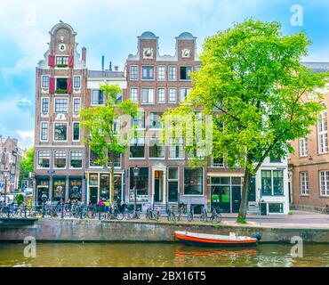 Amsterdam, Niederlande Mai 27 2018 - Touristen sitzen draußen in einem Coffeeshop auf dem Kloveniersburgwal in der Altstadt von Amsterdam Stockfoto