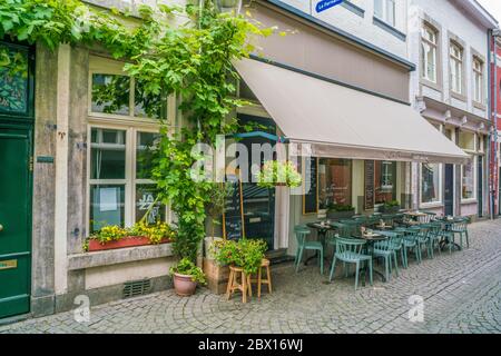 Maastricht, Niederlande - 18. Juni 2018, kleines Restaurant in der 'Stokstraat' im historischen Zentrum von Maastricht Stockfoto