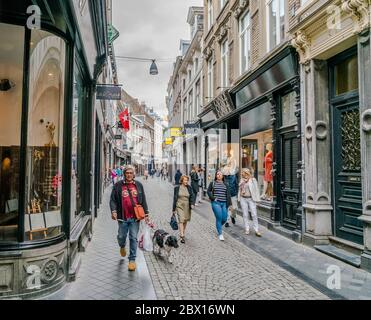 Maastricht, Niederlande - 18. Juni 2018, Menschen einkaufen in der Wolfstraat (Wulf Straße) in der Altstadt von Maastricht Stockfoto