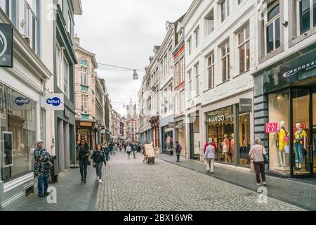 Maastricht, Niederlande - 18. Juni 2018, Menschen einkaufen im "Kleinen Staat" im historischen Zentrum von Maastricht Stockfoto