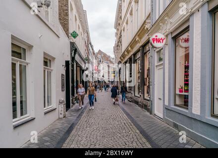 Maastricht, Niederlande - 18. Juni 2018, Menschen einkaufen in der Wolfstraat (Wulf Straße) in der Altstadt von Maastricht Stockfoto