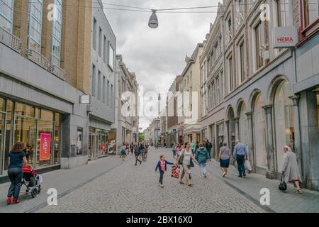 Maastricht, Niederlande - 18. Juni 2018, Menschen einkaufen im "Kleinen Staat" im historischen Zentrum von Maastricht Stockfoto