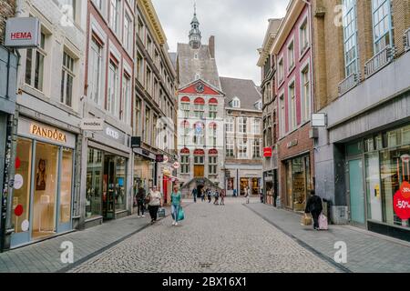 Maastricht, Niederlande - 18. Juni 2018, Menschen einkaufen im "Kleinen Staat" im historischen Zentrum von Maastricht Stockfoto