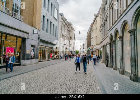 Maastricht, Niederlande - 18. Juni 2018, Menschen einkaufen im "Kleinen Staat" im historischen Zentrum von Maastricht Stockfoto