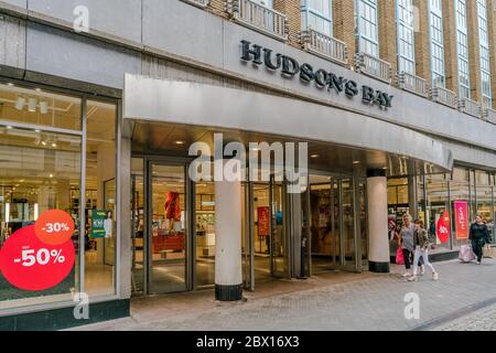 Maastricht, Niederlande - am 18. Juni 2018 betreten Menschen ein großes Lagerhaus im historischen Zentrum von Maastricht Stockfoto