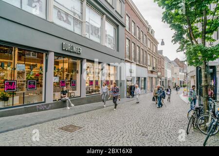 Maastricht, Niederlande - 18. Juni 2018, Menschen einkaufen im "Kleinen Staat" im historischen Zentrum von Maastricht Stockfoto