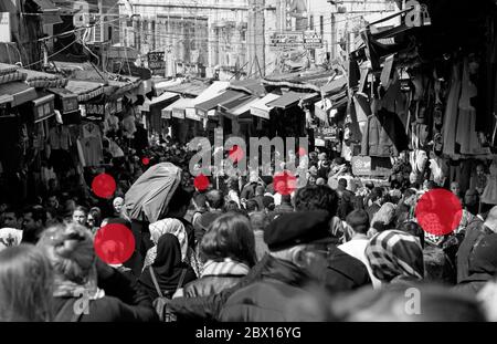 Istanbul, Türkei - 12. Februar 2020: Eine überfüllte Einkaufsstraße in Istanbul mit roten Kreisen, die einen ansteckenden Menschen symbolisieren. Stockfoto