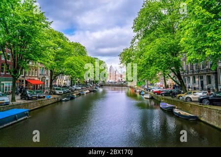 Amsterdam Mai 18 2018 - Kloveniersburgwal Kanal mit im Hintergrund der Nieuwmarkt Platz und das alte Waagh Gebäude (Scale House) Stockfoto