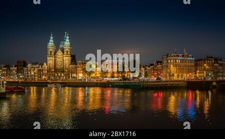 Amsterdam Mai 18 2018 - Übersicht über die Prins Hendrikkade vom Hauptbahnhof aus bei einer bunten Sommernacht Stockfoto