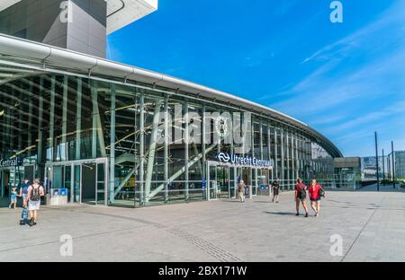 Utrecht, Niederlande Mai 26 2018 - Utrecht Hauptbahnhof Passagiere verlassen und betreten das Hauptgebäude, um von und zu den Zügen zu gelangen Stockfoto