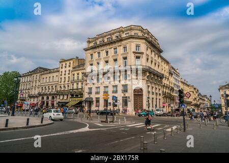 Bordeaux, Frankreich, 8. Mai 2018 - Touristen und Einheimische passieren das Gebäude der Banque Courtois an der Ecke 'Rue Esprit des Lois' und 'Cours d Stockfoto