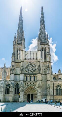 Bordeaux, Frankreich, 9. Mai 2018 - Tourist vorbei an der berühmten Cathédrale Saint-André de Bordeaux Stockfoto