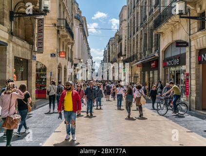 Bordeaux, Frankreich, 9. Mai 2018 - Touristen und Einheimische schaufeln in der Haupteinkaufsstraße 'Rue Sainte-Catherine' Stockfoto