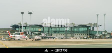 Bordeaux, Mai 14 2018 - Flugzeug, das auf die Passagiere wartet, um im Hauptgebäude des internationalen Flughafens von Bordeaux einzusteigen Stockfoto