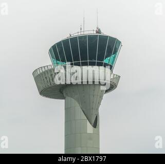 Bordeaux, Mai 14 2018 - Kontrollturm des internationalen Flughafens mit Passagieren, die zu ihrem Gate gehen Stockfoto