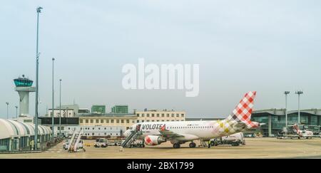 Bordeaux, Mai 14 2018 - Boeing 737 der Volotea-Luftwege wird auf dem internationalen Flughafen von Bordeaux geliefert Stockfoto