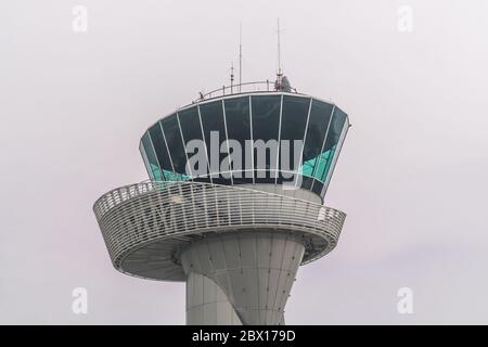 Bordeaux, Mai 14 2018 - Kontrollturm des internationalen Flughafens mit Passagieren, die zu ihrem Gate gehen Stockfoto