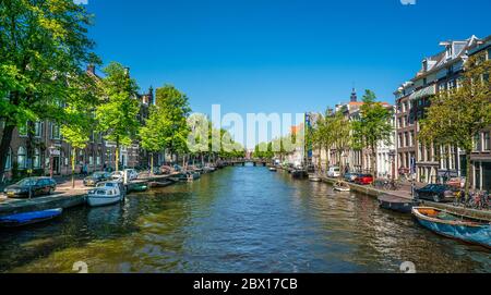 Amsterdam, 7. Mai 2018 - Kloveniersburgwal Kanal mit Blick auf den Nieuwmarkt (Neuer Markt) und das alte waag (Weighhouse) Stockfoto