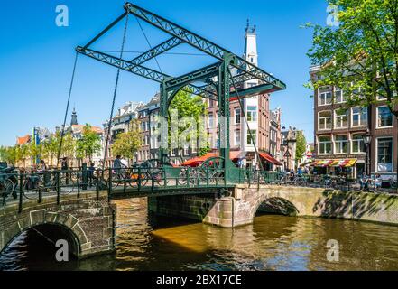 Amsterdam, 7. Mai 2018 - die Aluminiumbrücke, die den Kloveniersburgwal durchquert Stockfoto