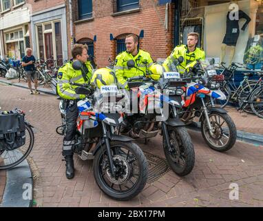 Amsterdam, 5. August 2017: Polizeibehörden schützen Besucher der Grachtenparade 2017 auf der Prinsengracht im Zentrum von Amsterdam Stockfoto