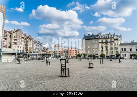 Krakau 22. August 2017: Touristen besuchen den Ghetto Heldenplatz, ein Holocaust-Denkmal im alten jüdischen Ghetto von Krakau Stockfoto