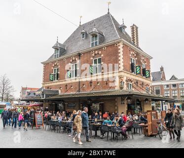 Leeuwarden, Niederlande, april 14 2018, Menschen, die an der alten waag vorbeikommen Stockfoto